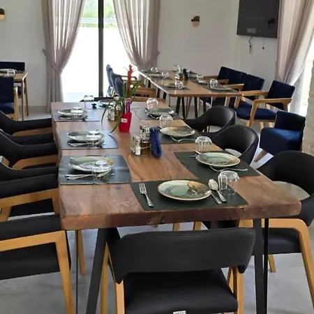 Lumi I Bardhe & Restaurant ホテル 4*