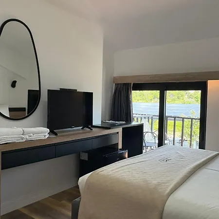Lumi I Bardhe & Restaurant 4*